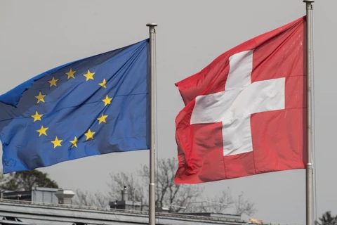 Cờ Thụy Sĩ và cờ Liên minh châu Âu ở Zurich, Thụy Sĩ. (Nguồn: Reuters)