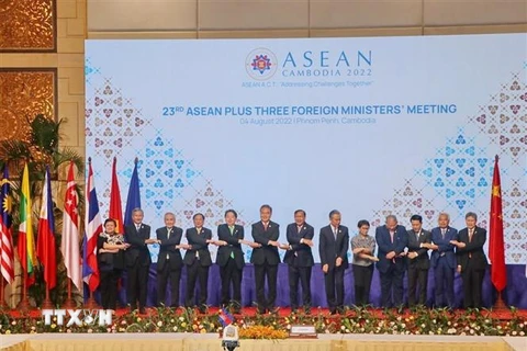 Bộ trưởng Ngoại giao ASEAN+3 chụp ảnh lưu niệm. (Ảnh: Nguyễn Vũ Hùng/TTXVN)