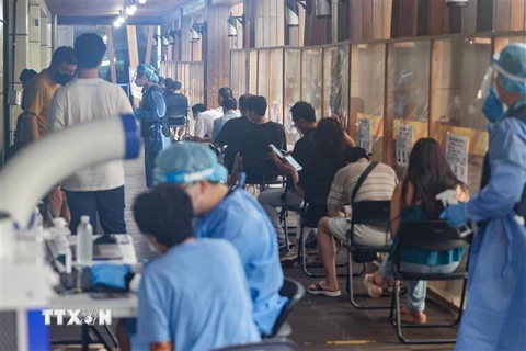 Người dân xếp hàng chờ xét nghiệm COVID-19 tại Seoul, Hàn Quốc ngày 2/8/2022. (Ảnh: Yonhap/TTXVN)