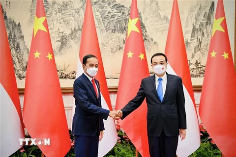 Tổng thống Indonesia Joko Widodo và Thủ tướng Trung Quốc Lý Khắc Cường (phải) tại cuộc gặp ở Bắc Kinh, Trung Quốc, ngày 26/7/2022. (Ảnh: AFP/TTXVN)