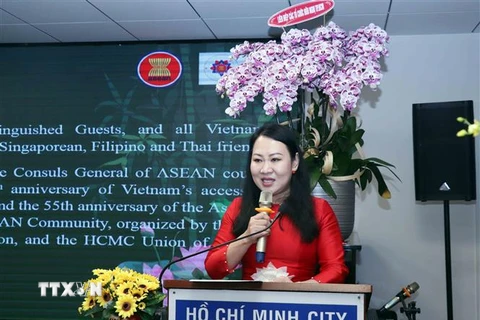 Bà Phan Thị Hồng Xuân, Chủ tịch Hội hữu nghị Việt Nam- Đông Nam Á Thành phố Hồ Chí Minh, phát biểu chúc mừng. (Ảnh: Xuân Khu/TTXVN)
