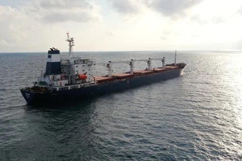 Con tàu chở hàng mang cờ Sierra Leone Razoni, chở ngũ cốc của Ukraine, được nhìn thấy ở Biển Đen ngoài khơi Kilyos, gần Istanbul, Thổ Nhĩ Kỳ vào ngày 3 tháng 8 năm 2022.