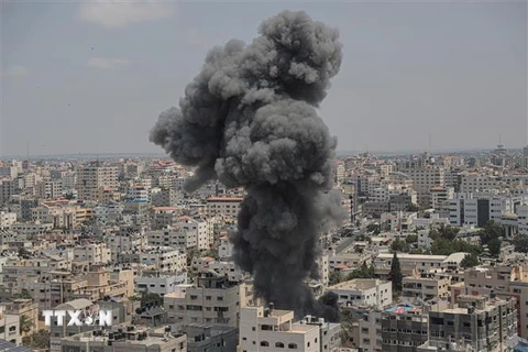 Khói bốc lên sau loạt không kích của Israel xuống Dải Gaza ngày 6/8/2022. (Ảnh: THX/TTXVN)