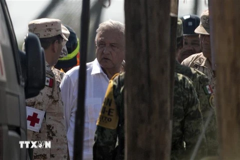 Tổng thống Mexico Andres Manuel Lopez Obrador (trái) thị sát hoạt động cứu hộ tại hiện trường sập mỏ than ở Agujita, Sabinas Municipality, bang Coahuila, Mexico, ngày 7/8/2022. (Ảnh: AFP/TTXVN)