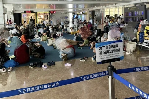 Tất cả các chuyến bay đến và đi từ sân bay Tam Á đã bị đình chỉ trong một thời gian ngắn. (Ảnh: Weibo)