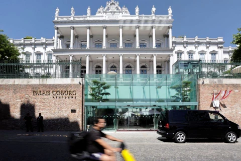 Bên ngoài khách sạn Palais Coburg tại Vienna (Áo) - nơi diễn ra các cuộc đàm phán hạt nhân Iran. (Nguồn: Reuters)