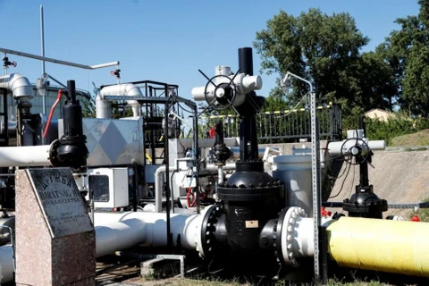 Đường ống dẫn dầu Druzhba nối giữa Hungary và Nga tại nhà máy lọc dầu Danube của Tập đoàn MOL ở Szazhalombatta, Hungary, hồi tháng 5. (Ảnh: Reuters)