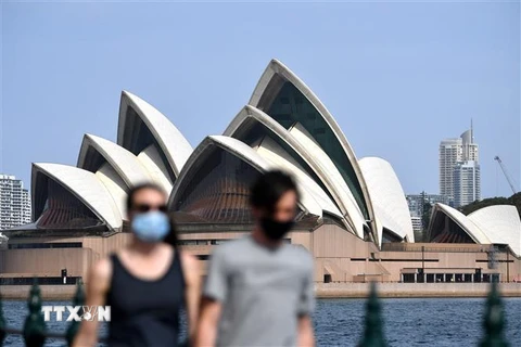 Người dân đeo khẩu trang phòng dịch COVID-19 tại Sydney, Australia. (Ảnh: AFP/TTXVN)