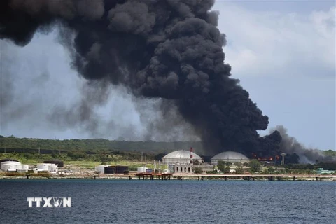Khói bốc lên ngùn ngụt tại hiện trường vụ hỏa hoạn ở kho chứa nhiên liệu gần cảng Matanzas, Cuba, ngày 7/8/2022. (Ảnh: THX/TTXVN)