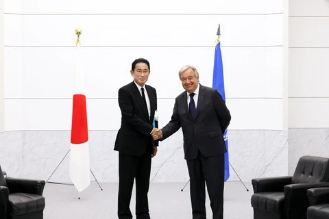 Thủ tướng Nhật Bản Kishida và Tổng thư ký Liên hợp quốc Guterres tại Bảo tàng Tưởng niệm Hòa bình Hiroshima. (Nguồn: Mofa of Japan)