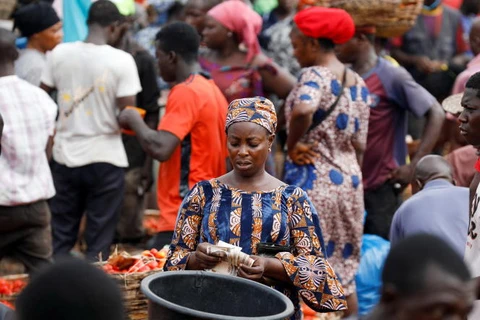 Người dân mua bán tại một khu chợ ở Lagos, Nigeria, ngày 13 tháng 5 năm 2022. (Nguồn: Reuters)
