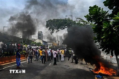 Đụng độ giữa những người ủng hộ và phản đối chính phủ trong cuộc biểu tình bên ngoài văn phòng tổng thống ở Colombo, Sri Lanka, ngày 9/5/2022. (Ảnh: AFP/TTXVN)