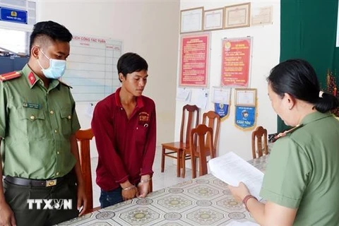 Thi hành Lệnh bắt tạm giam Nguyễn Trường Phi. (Ảnh: TTXVN phát)