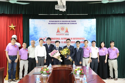 4 thí sinh Việt Nam (đứng giữa) tham dự Olympic Tin học quốc tế 2022. (Nguồn: uet.vnu.edu.vn)