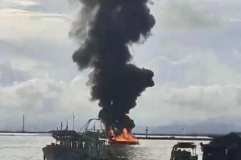 Ngọn lửa thiêu rụi chiếc xuồng trên vùng biển Móng Cái chiều 13/8. (Nguồn: baogiaothong.vn)