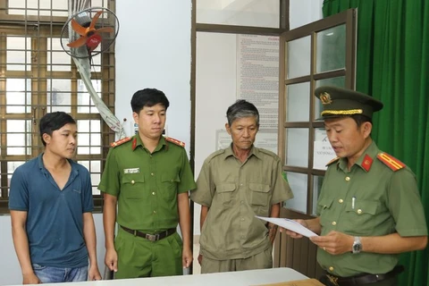 Công an tỉnh Ninh Thuận đã tống đạt quyết định khởi tố vụ án, khởi tố bị can và thi hành lệnh bắt tạm giam 3 tháng đối với Trần Ngọc Sáng( bìa trái). (Nguồn: danviet.vn)