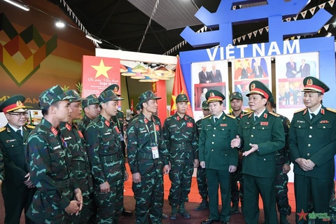  Thượng tướng Ngô Minh Tiến thăm hỏi, động viên Đội tuyển Xe tăng. (Nguồn: qdnd.vn)