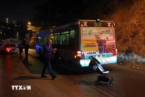 Lực lượng an ninh Israel điều tra tại hiện trường vụ nổ súng vào xe buýt ở khu vực Thành cổ ở Jerusalem ngày 14/8/2022. (Ảnh: AFP/TTXVN)