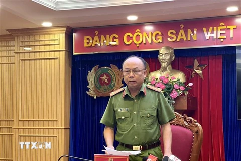 Đại tá Trần Văn Chính, Phó Giám đốc Công an tỉnh Bình Dương cung cấp thông tin cho Thông tấn xã Việt Nam tại cơ quan công an. (Ảnh: Huyền Trang/TTXVN)