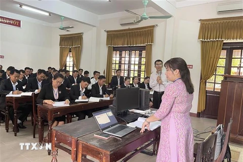Một buổi học của lớp Trung cấp chính trị của các học viên Lào thuộc 2 tỉnh Savannakhet và Salavan tại trường Chính trị Lê Duẩn. (Ảnh: Thanh Thủy/TTXVN)