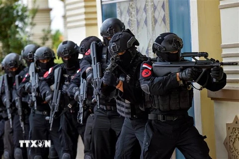 Cảnh sát tham gia cuộc diễn tập chống khủng bố tại Jantho, tỉnh Aceh, Indonesia. (Ảnh: AFP/TTXVN)