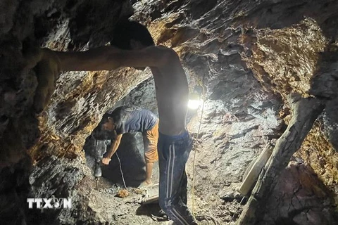 Những phu vàng làm việc trong các hầm đào vàng sâu hun hút tại điểm Nậm Khá, xã Mù Cả, huyện Mường tè, tỉnh Lai Châu. (Ảnh: Nhóm PV TTXVN)