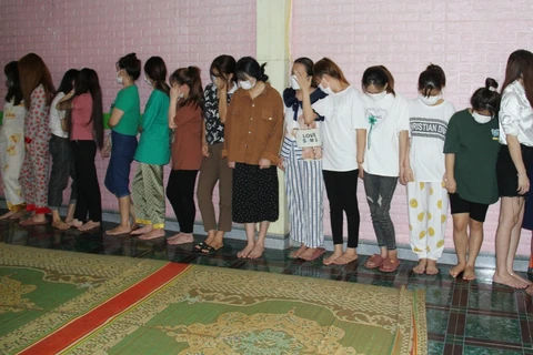 Các đối tượng gái mại dâm bị bắt tại nơi ở của Đặng Văn Quang. (Nguồn: laodong.vn)