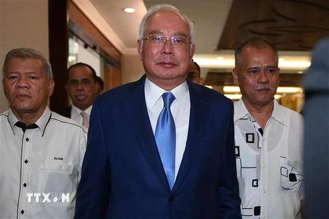Cựu Thủ tướng Malaysia Najib Razak (giữa) tới phiên tòa ở Kuala Lumpur ngày 28/8/2019. (Ảnh: AFP/TTXVN)