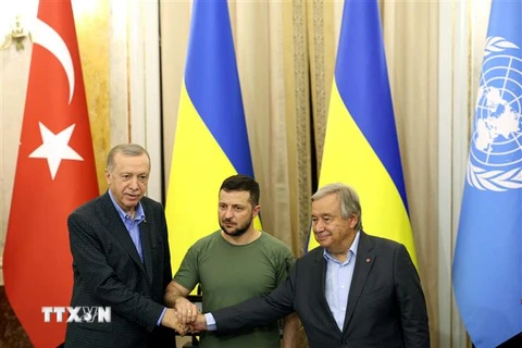 Tổng thống Thổ Nhĩ Kỳ Tayyip Erdogan, Tổng thống Ukraine Volodymyr Zelensky và Tổng Thư ký LHQ Antonio Guterres trong cuộc họp báo chung sau hội đàm, tại Lviv, Ukraine ngày 18/8/2022. (Ảnh: AFP/TTXVN)
