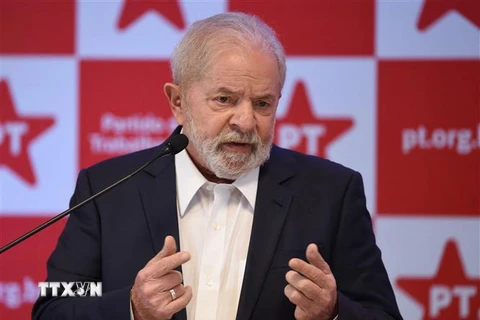 Trong ảnh (tư liệu): Cựu Tổng thống Brazil Luiz Inacio Lula da Silva phát biểu tại cuộc họp báo ở Brasilia ngày 8/10/2021. (Ảnh: AFP/TTXVN)