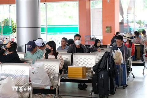 Hành khách ngồi chờ đến giờ lên xe tại bến xe liên tỉnh Đà Lạt. (Ảnh: Nguyễn Dũng/TTXVN)