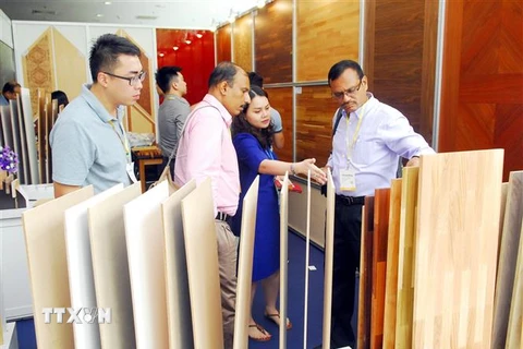 Khách tham quan các gian hàng về máy móc thiết bị chế biến gỗ tại Triển lãm VietnamWood 12, TP Hồ Chí Minh tháng 10/2017. (Ảnh: Mạnh Linh/TTXVN)