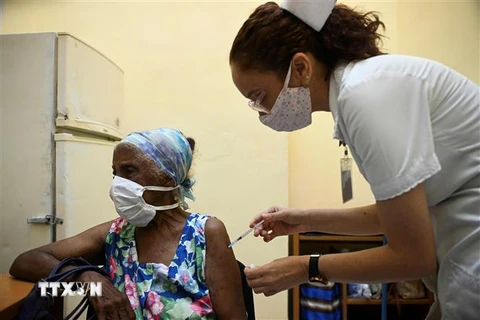Nhân viên y tế tiêm vaccine ngừa COVID-19 cho người cao tuổi tại La Habana, Cuba. (Ảnh: AFP/TTXVN)