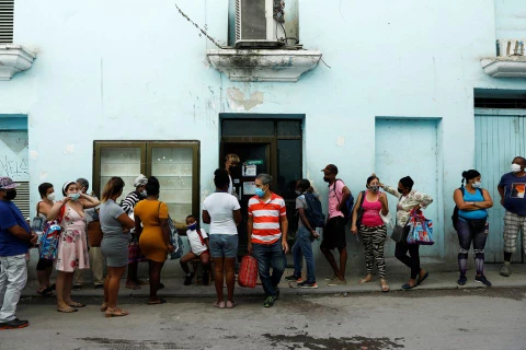 Người dân xếp hàng mua đồ ăn ở trung tâm thành phố Havana, Cuba, ngày 1/3. (Nguồn: Rueters) 