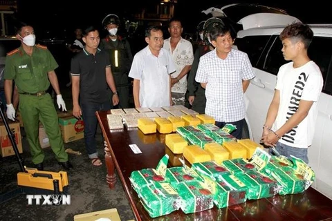Ngày 5/7, lực lượng Bộ Công an, Cảnh sát biển, Bộ đội Biên phòng và Cục Hải quan tỉnh Bình Phước triệt phá thành công một đường dây tổ chức vận chuyển trái phép chất ma túy trên biển thu giữ 32kg ma túy các loại. (Ảnh: TTXVN phát)