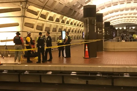 Cảnh sát đang điều tra tại hiện trường vụ đâm người tại nhà ga Metro Center. (Nguồn:The Washington Post)