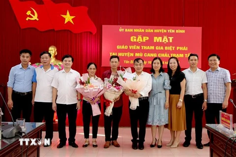 Ba giáo viên tiếng Anh của huyện Yên Bình tự nguyện đi biệt phái hỗ trợ giảng dạy cho huyện vùng cao Trạm Tấu. (Ảnh: Tiến Khánh/TTXVN)