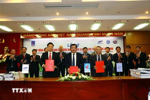 Ký kết hợp đồng EPC giữa PV Power với liên danh nhà thầu Sam Sung C&T và Lilama trong dự án sử dụng nhiên liệu khí LNG đầu tiên ở Việt Nam. (Ảnh: Huy Hùng/TTXVN)