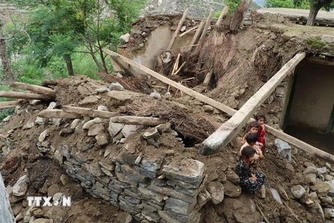 Nhà cửa bị phá hủy do mưa lũ ở tỉnh Nuristan, Afghanistan ngày 18/8/2022. (Ảnh: THX/TTXVN)