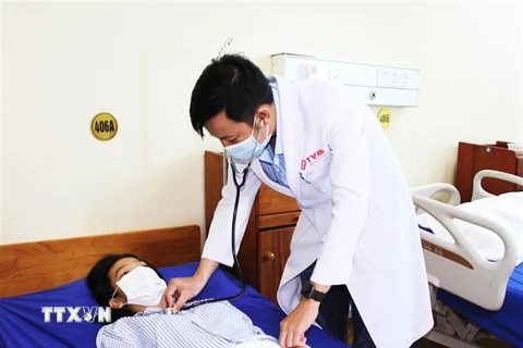 Bác sỹ Chuyên khoa 1 Dương Hải Minh thăm khám bệnh nhân mắc đa polyps hiếm gặp. (Ảnh: Chanh Đa/TTXVN)