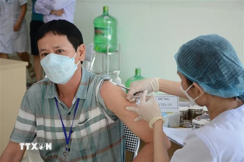 Tiêm vaccine phòng COVID-19 cho người dân. (Ảnh minh họa: Văn Dũng/TTXVN)