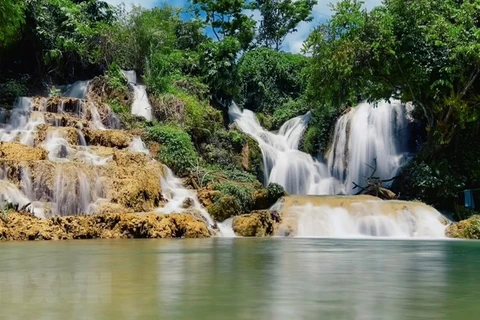 Vẻ đẹp huyền diệu của thác nước Bản Sầm ở thị trấn Hòa Thuận, huyện Quảng Hòa. (Ảnh: TTXVN phát)