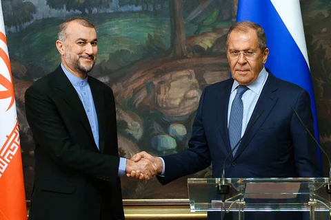 Ngoại trưởng Nga Sergei Lavrov (phải) bắt tay Ngoại trưởng Iran Hossein Amir-Abdollahian tại Moskva ngày 31/8. (Ảnh: Bộ Ngoại giao Nga)