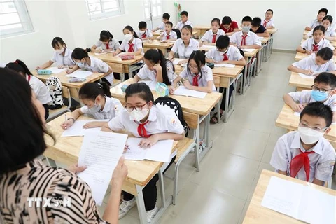 Học sinh khối lớp 6, trường THCS Dương Xá, huyện Gia Lâm, Hà Nội trước thềm năm học mới. (Ảnh: Thanh Tùng/TTXVN)