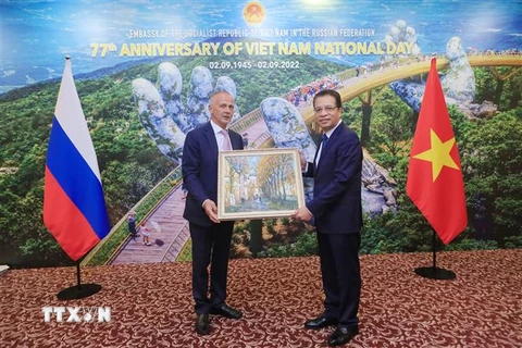 Đại sứ Đặng Minh Khôi với đại biểu đến dự lễ kỷ niệm 77 năm Quốc khánh Việt Nam. (Ảnh: Quang Vinh/TTXVN)