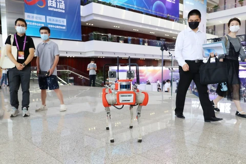 Một robot trinh sát hỏa hoạn tại Hội nghị Trí tuệ nhân tạo Thế giới 2022 (WAIC) ở Thượng Hải, Đông Trung Quốc, ngày 1/9. (Nguồn: Tân Hoa xã)