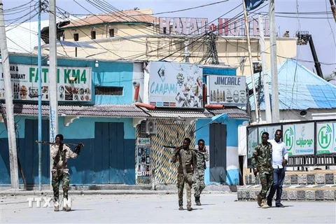 Lực lượng an ninh Somalia tuần tra tại hiện trường vụ tấn công khách sạn Hayat ở thủ đô Mogadishu của Somalia ngày 19/8/2022. (Ảnh: AFP/TTXVN)