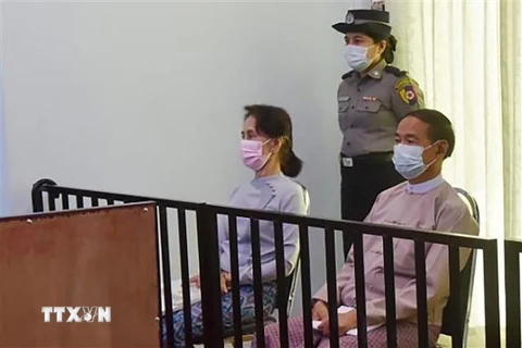 Bà Aung San Suu Kyi (trái) và cựu Tổng thống Myanmar Win Myint (phải) tại phiên xét xử ở Naypyidaw ngày 24/5/2021. (Ảnh: AFP/TTXVN)