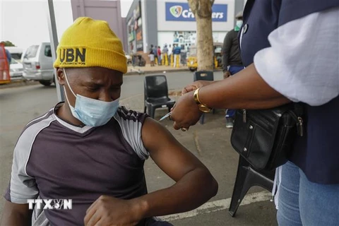 Nhân viên y tế tiêm vaccine phòng COVID-19 cho người dân tại Pretoria, Nam Phi. (Ảnh: AFP/TTXVN)
