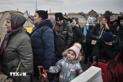 Người tị nạn Ukraine sơ tán sang Medyka, miền Đông Ba Lan ngày 9/3/2022. (Ảnh: AFP/TTXVN)